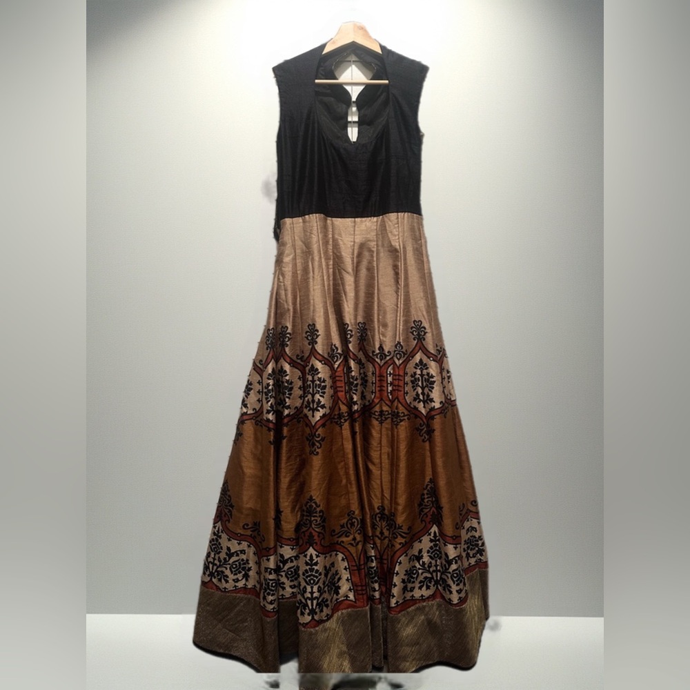 Elegant Black and Brown Sleeveless Indian Dress - Picture 2 of 5